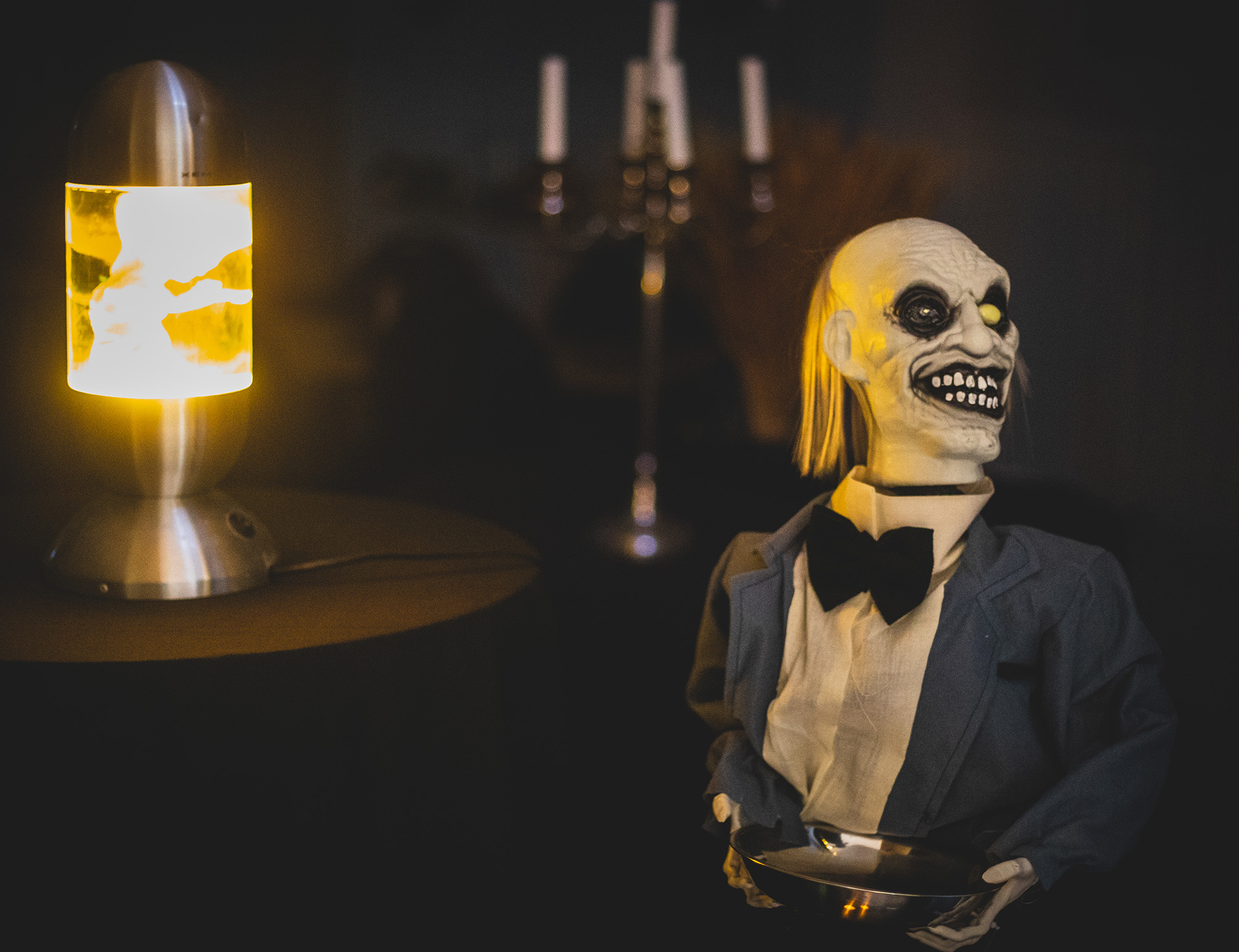 Äpplen i en korg på hösten